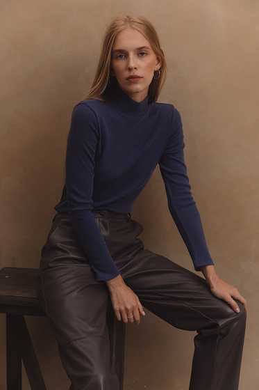 Елегантний та зручний м'який гольф із трикотажу з довгими рукавами та стійкою. Підходить для повсякденного носіння та офісних образів. Відмінний вибір для стильного та комфортного зимового вбрання.