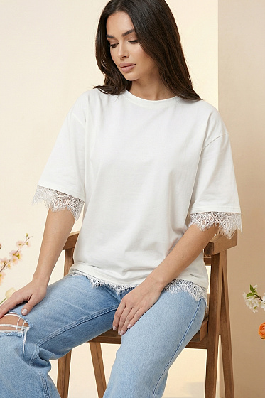 Loose-fit T-shirt with wide sleeves and dropped armholes, designed to balance proportions and soften the silhouette. Lace trim at the hem and sleeves adds a refined touch. Perfect for elevated everyday styling.