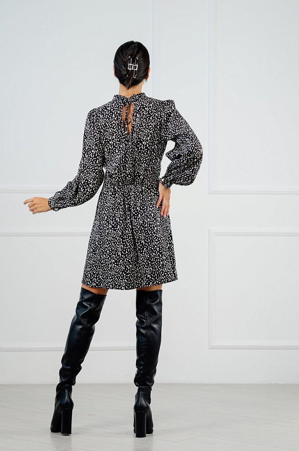 Чёрное-мини платье с завязками на спинке.