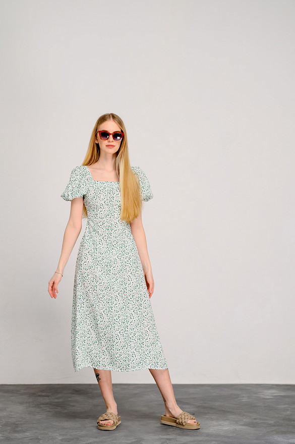 Біла сукня з фігурним вирізом на спині