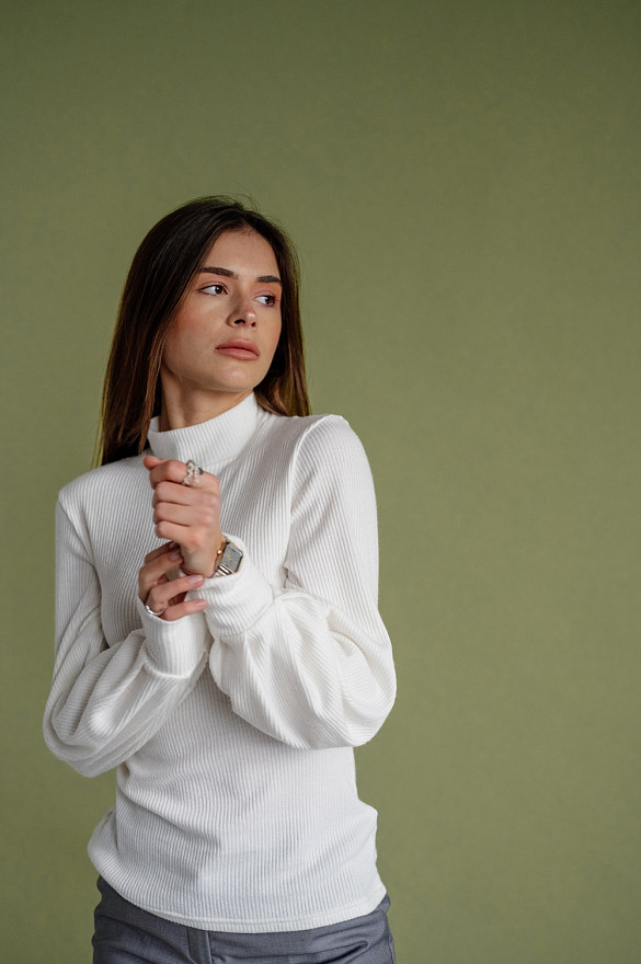 Молочний трикотажний гольф