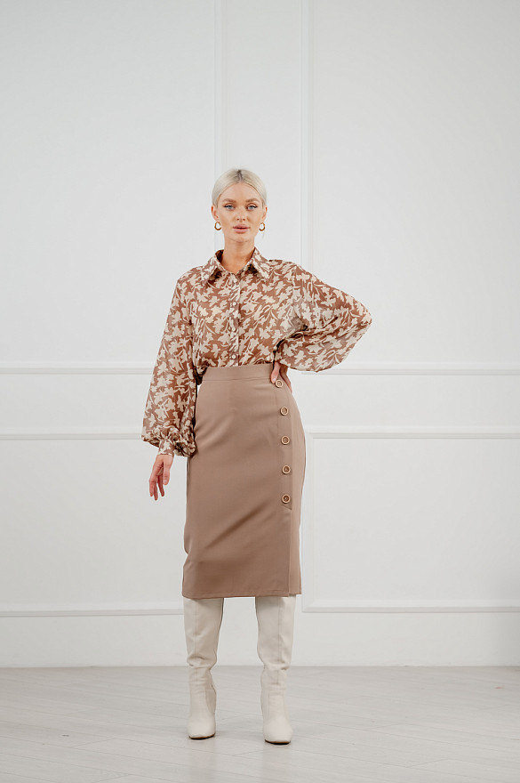Lightweight blouse with lantern sleeves in beige