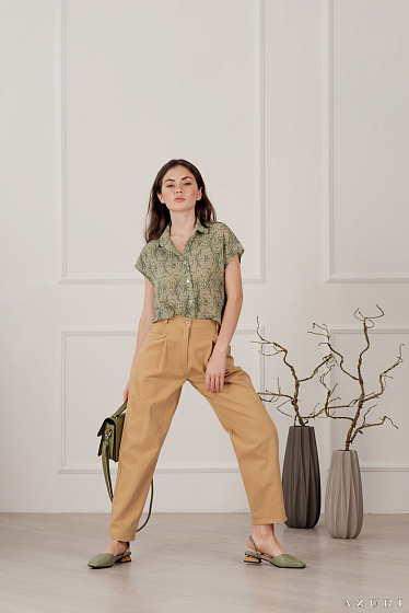 High waist balloon fit jeans, cropped ankle length, featuring 4 pockets, front darts, zip fly and button fastening.