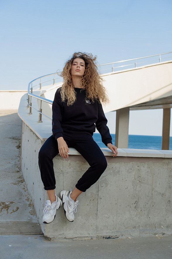 Чорний світшот з написом і кишенями