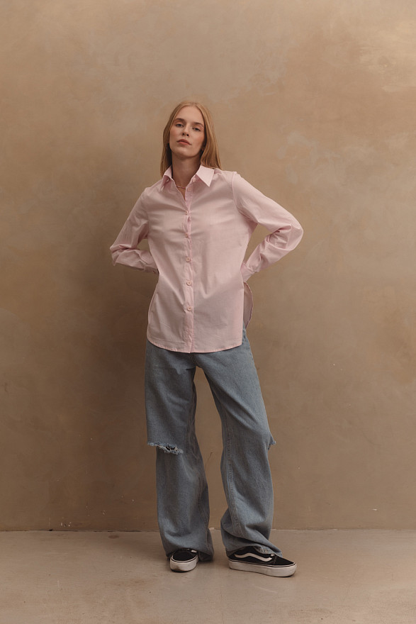 Розовая котоновая рубашка с функциональными пуговицами по бокам