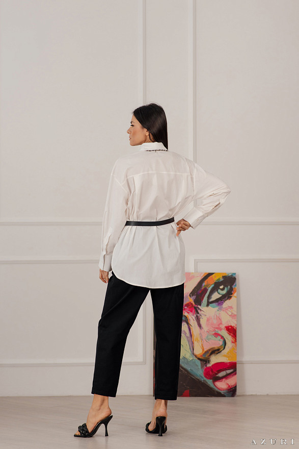Белая рубашка из поплина.