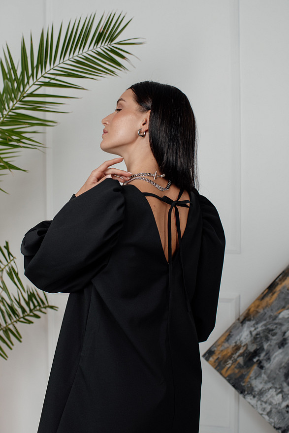 Черное платье трапеция с объемным рукавом