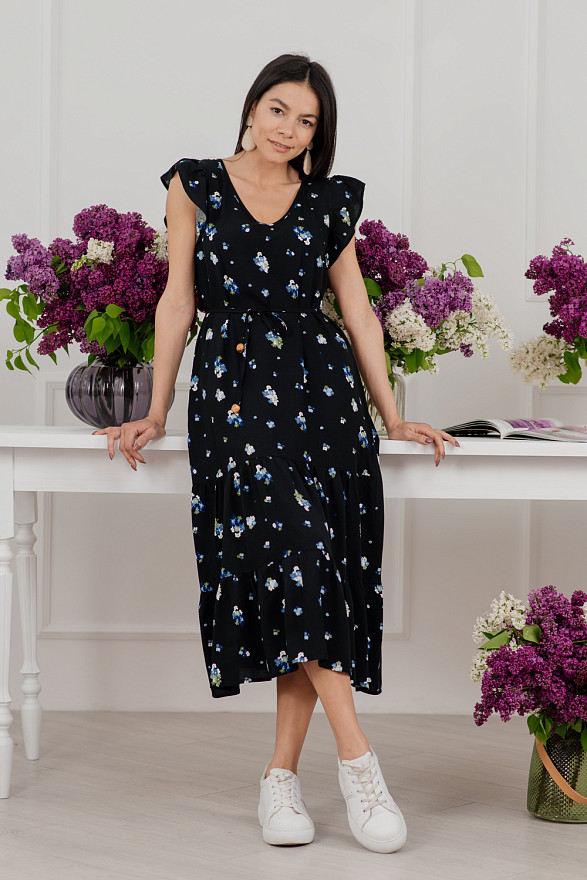 Длинное черное платье с V образным вырезом и поясом