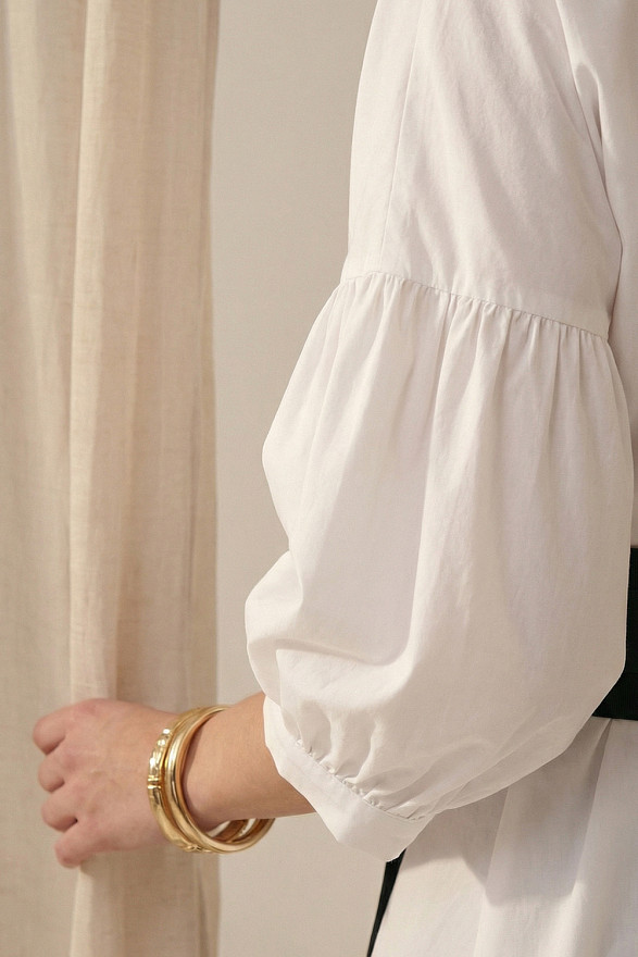 Біла сорочка на запах зі складками