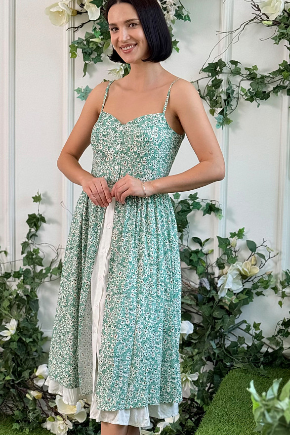 Зеленый сарафан на бретелях с двойной юбкой