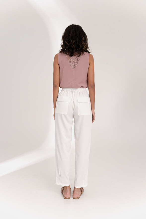 Молочні штани з поясом на гумці та защипами внизу