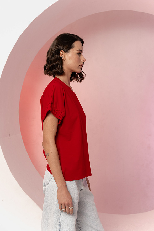Червона футболка з круглою горловиною