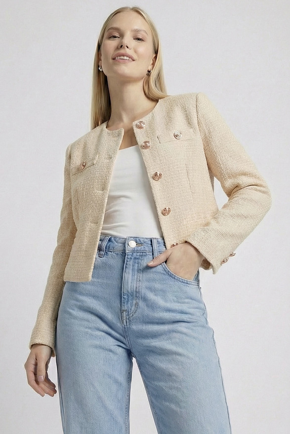 Кремовий укорочений жакет із золотими гудзиками та складками на спинці