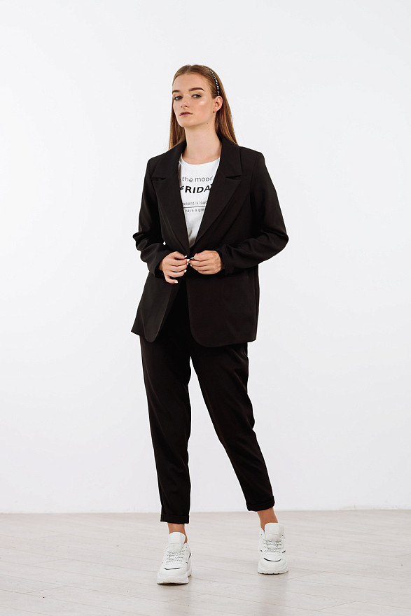 Черный пиджак с пуговицей