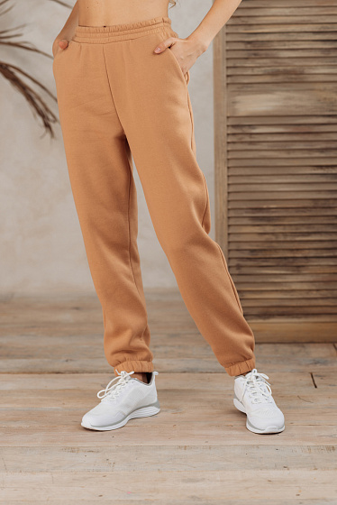 Спортивные брюки, пояс и штанины на резинке, по бокам карманы.