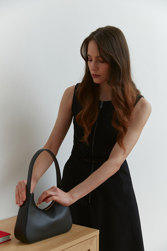  Черное коттоновое платье без рукавов