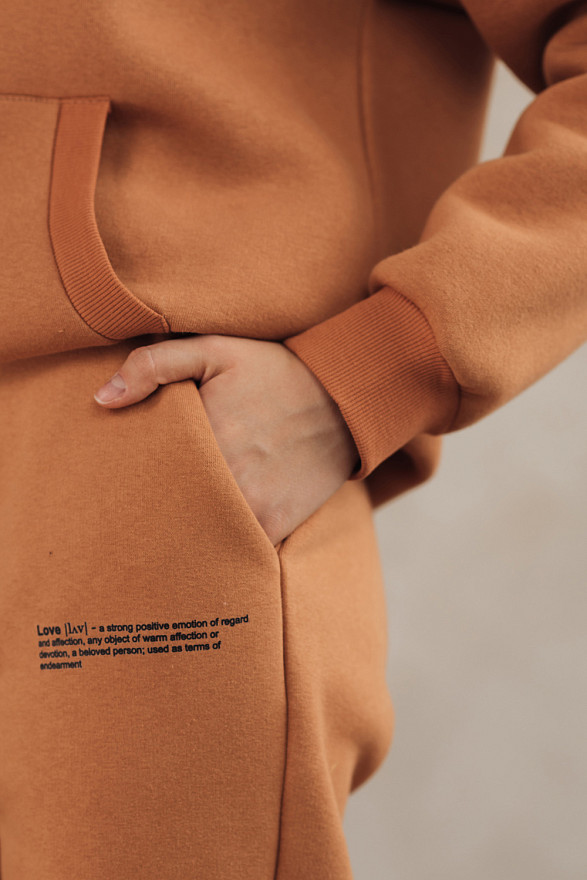 Карамельні спортивні штани з написом