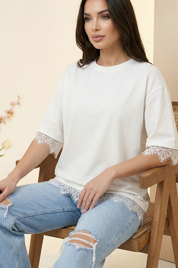 Молочна вільна футболка з мереживом та широкими рукавами