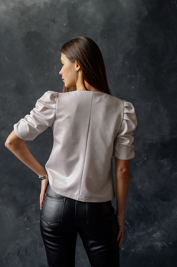Эффектная блуза в оттенке пудра