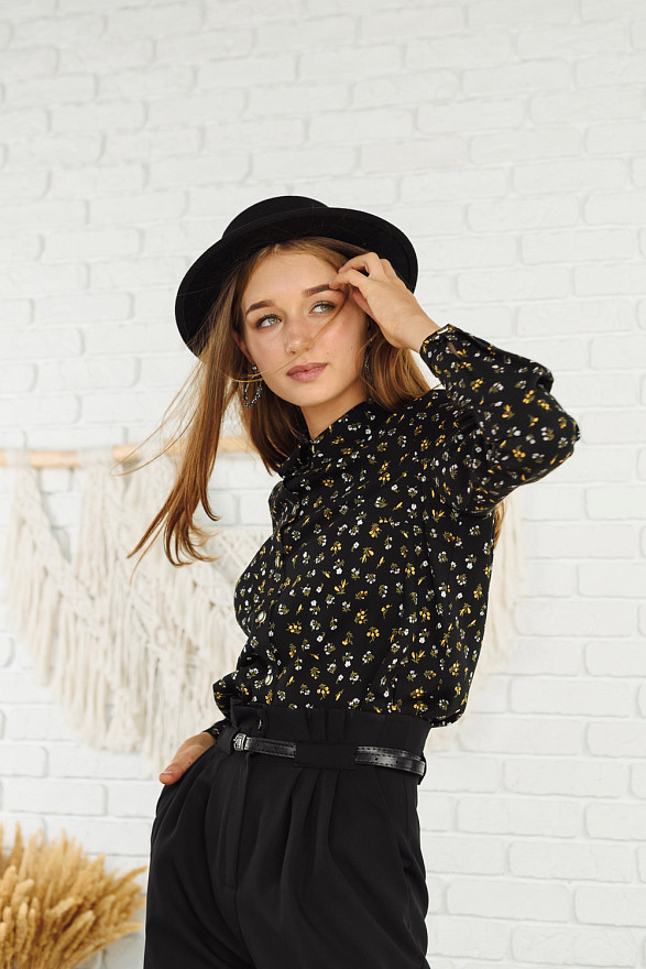 Черная рубашка в цветочный принт