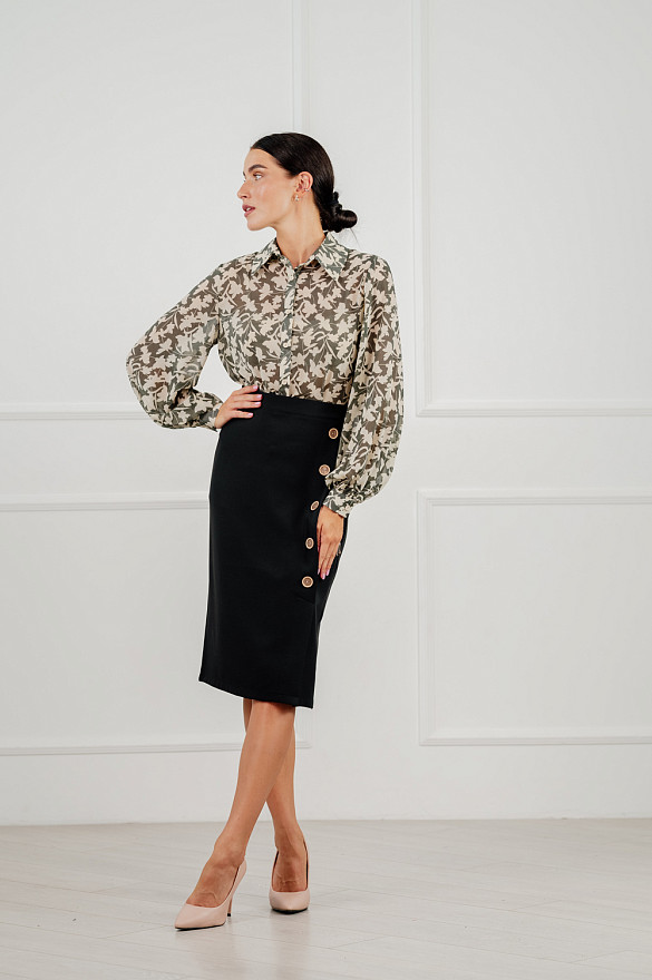 Чёрная миди-юбка с акцентной пуговицей на поясе