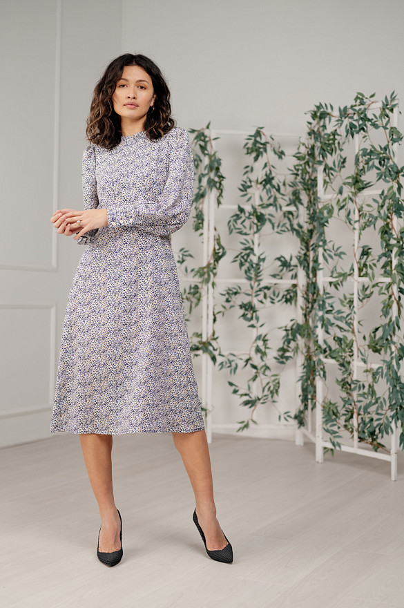 Dress with stand-up collar and delicate ruffles