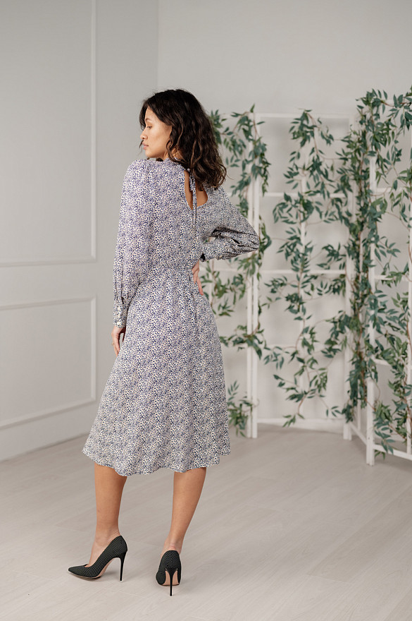 Dress with stand-up collar and delicate ruffles