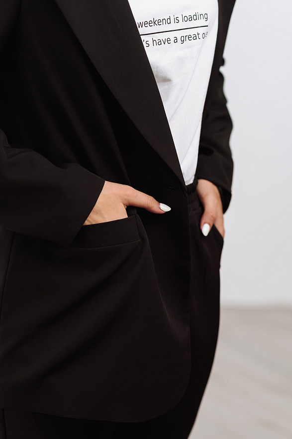 Черный пиджак с пуговицей