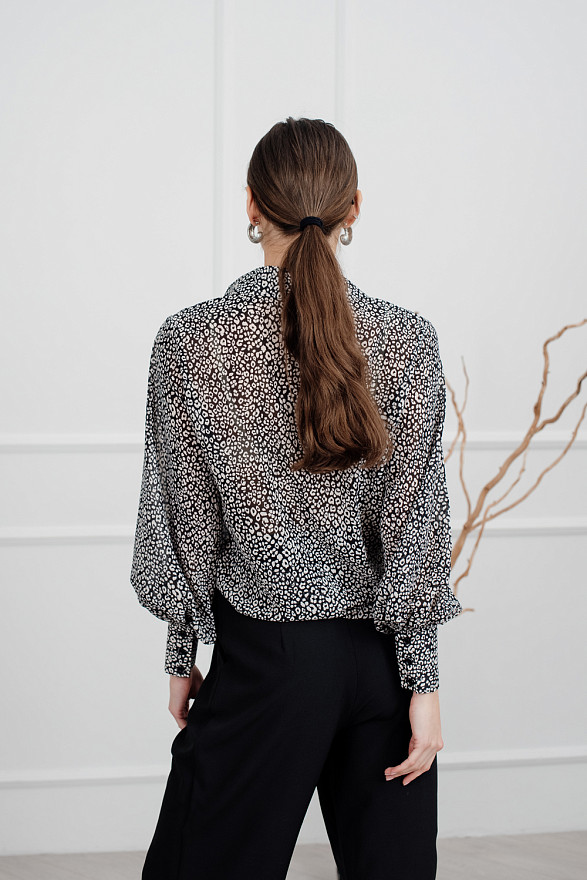 Chiffon blouse with puffed sleeves