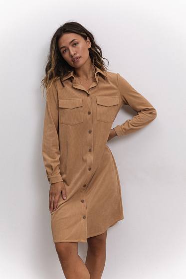 A comfortable corduroy shirtdress with chest pockets and stylish cuffs on the sleeves. Ideal for everyday comfort with a touch of elegance.