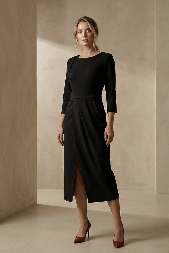 Черное платье-миди с асимметричной юбкой на запах