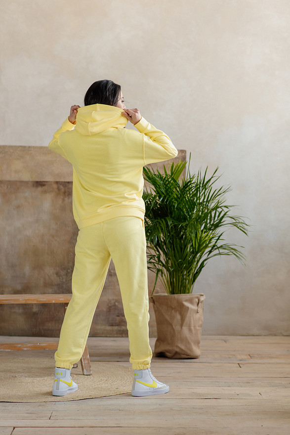 Желтый свитшот с надписью