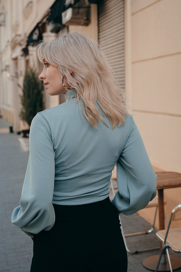 Свитер цвета тиффани с объемным рукавом