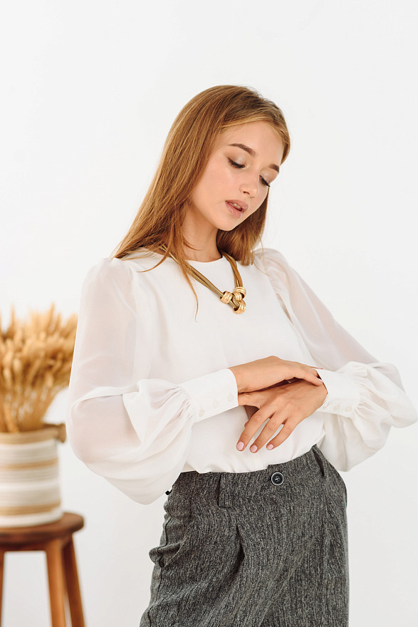 Молочна блуза з об'ємним рукавом