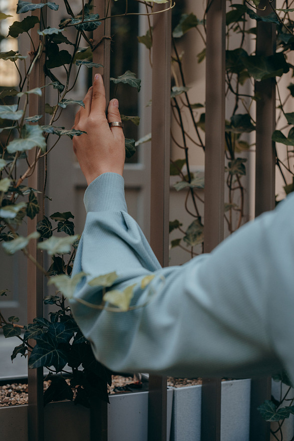 Свитер цвета тиффани с объемным рукавом