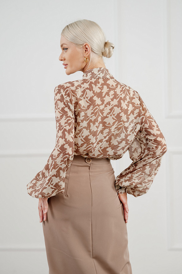 Lightweight blouse with lantern sleeves in beige