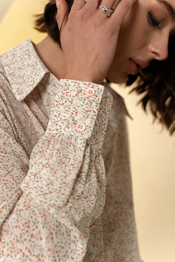 Кремова блуза вільного крою