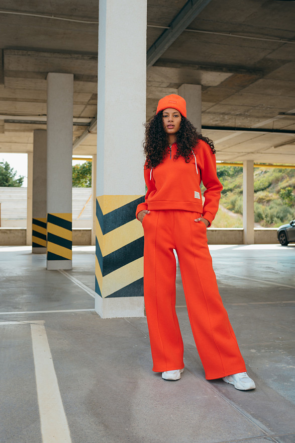 Помаранчевий теплий світшот із зав'язками та логотипом