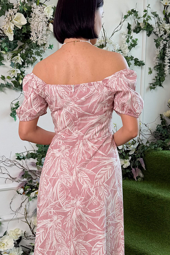 Розовое приталенное платье