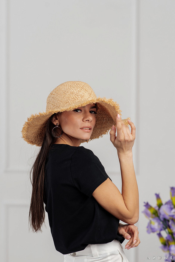 Черная футболка с V-вырезом