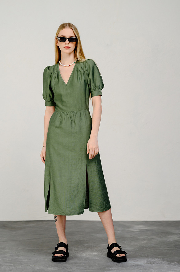 Elegant semi-fitted midi dress in green