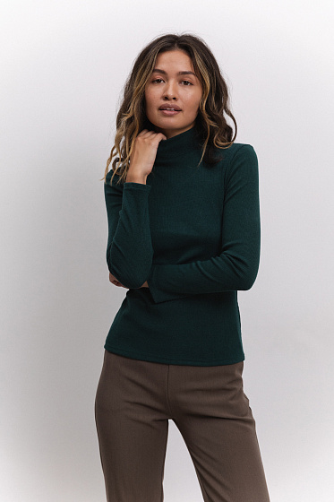 Elegant and comfortable soft jersey golf with long sleeves and a stand. Suitable for everyday wear and office looks. An excellent choice for stylish and comfortable winter outfits.