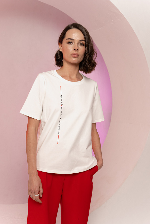 Белая прямая футболка с вертикальной надписью