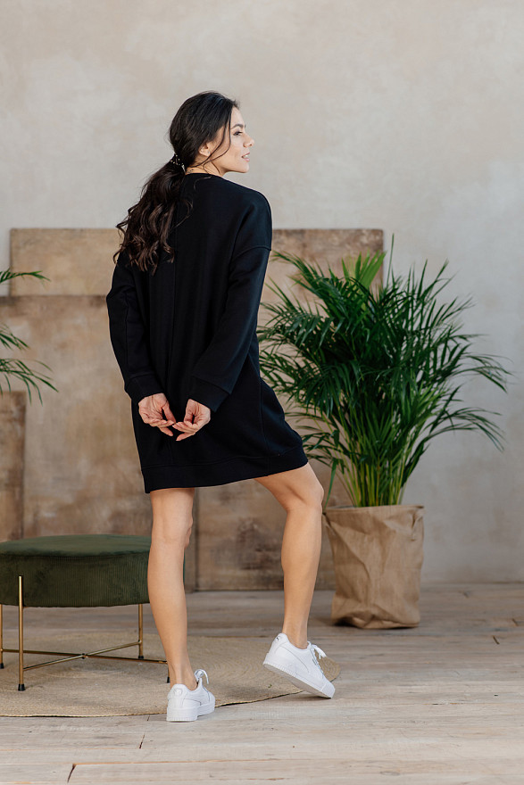 Чорне спортивне плаття з написами