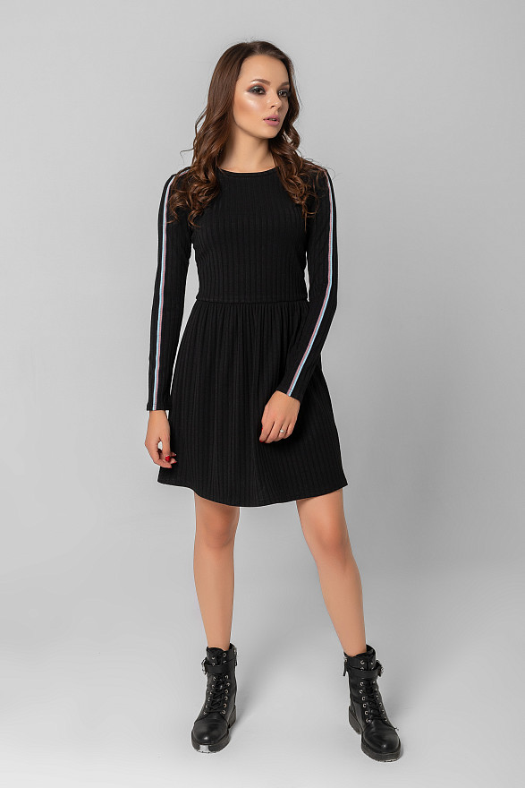 Трикотажное платье в черном цвете