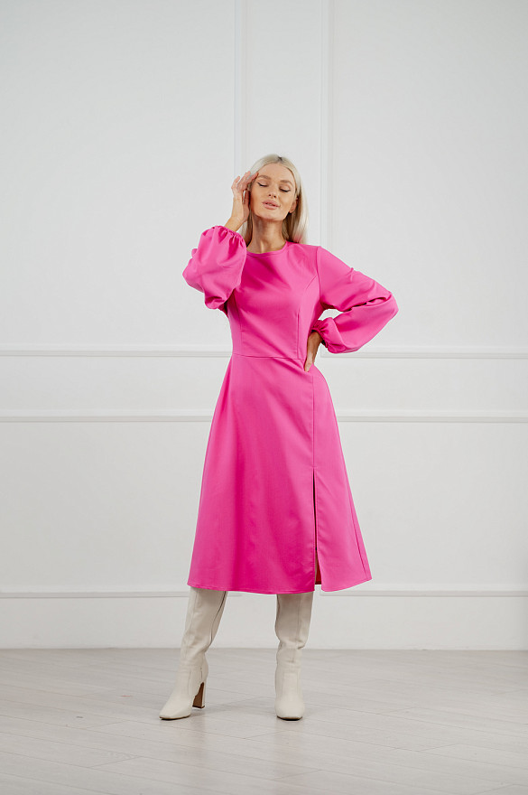 Яркое платье миди-платье в оттенке «фуксия»
