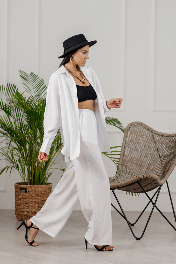 Білий лляний костюм