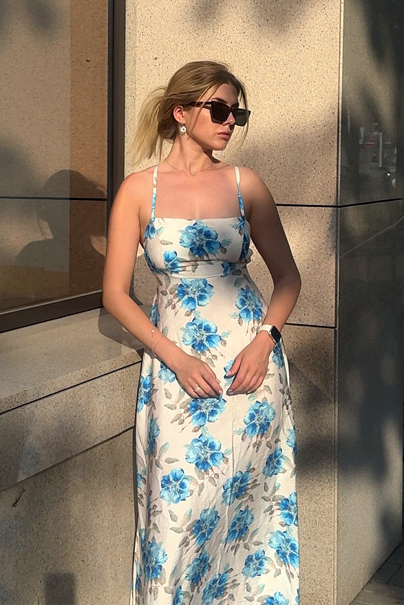 Синє літнє плаття з відкритою спиною