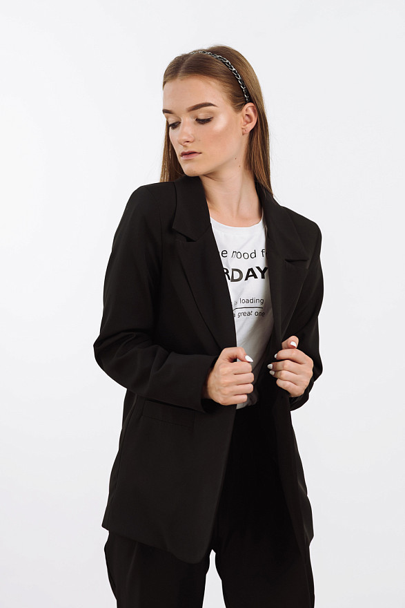 Черный пиджак с пуговицей