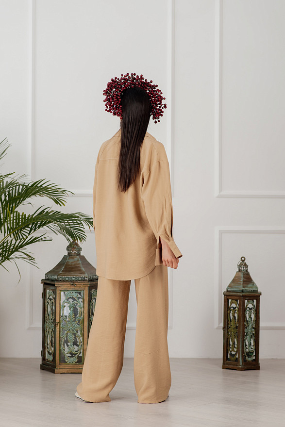 Бежевий лляний брючний костюм